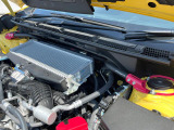 【STIタワーバー】お車の剛性を高めるタワーバーを装備。よりスムーズなコーナリング走行が可能となり、走りも楽しめます。