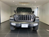 Jeepの伝統デザインである7スロットグリルと丸目のLEDヘッドライトは見る人に強い印象を与えます。