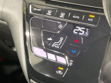 【オートエアコン】一度お好みの温度に設定すれば、車内の温度を検知し風量や温度を自動で調整。暑い&hellip;寒い&hellip;と何度もスイッチ操作をする必要はありません。快適な車内空間には必須の機能ですね♪