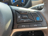 【プロパイロット】高速道路でアクセル、ブレーキ、ステアリング操作をクルマがサポート。高速走行におけるドライバーの負担を軽減します。その下には、携帯電話用ハンズフリースイッチが並びます。