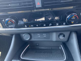 フルオートエアコン搭載。温度設定だけで、車内はいつも快適な空間を維持できます。前席シートヒーター付きです。