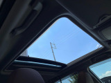 【サンルーフ】開放感たっぷりの希少装備、サンルーフが装着されています!車内に明かりを取り入れたり景色を楽しむ以外にも、車内の空気も簡単に換気できて快適です!