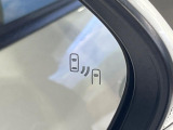 【ブラインドスポットモニター】走行中、ドアミラーの死角になりやすい箇所に後続車が接近するとサイドミラーのレンズに警告を表示!ドライバーに注意喚起をしてくれます。