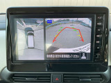 空から見ているような視点で周囲が確認できるアラウンドビューモニター、クルマの真上から見ているかのような映像によって、周辺の見えにくい障害物でも気付くことができます。