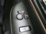 電動格納ミラー! スイッチひとつでミラーを畳めます。