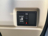 運転席側のスイッチから左側のスライドドアを自動でオープンができます。