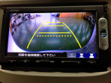 バックカメラの画像です。ガイドラインがスムースな車庫入れをサポートいたします。車庫入れの安心感がアップしますね。