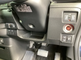 左側に高速で便利なETCがあり、また、便利な電動スライドドア、横滑りを防ぐVSAなどのスイッチは、運転席の右側、手の届きやすい位置にあります。