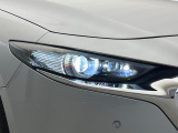 【LEDヘッドライト】悪天候や夜間走行時も良好な視界を確保し安心して運転できる高輝度LEDヘッドライトを装備!点灯速度が早く、消費電力も抑えられています。