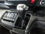 インパネシフトだから視線の移動も少なく足元もスッキリ。運転席もゆったりしているのでゆとりを持ってドライブできますね。