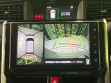 【パノラミックビューモニター】専用のカメラにより、上から見下ろしたような視点で360度クルマの周囲を確認することができます☆死角部分も確認しやすく、狭い場所での切り返しや駐車もスムーズに行えます。