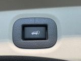 【パワーバックドア】スマートキーや運転席のボタンを押すだけでリアゲートが自動で開閉します!荷物を持っている時や、高い位置にあるバックドアを閉める際に便利な機能です♪