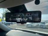 インテリジェントルームミラー搭載!車両後方に装着した高解像度カメラの映像をミラー面に映し出すので、車内の状況、天候等に影響されずクリアな後方視界を確保出来ます。※通常のミラーへ切替が出来ます