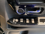 電動格納式リモコンドアミラーと、パワーウィンドウスイッチ等は運転席ドアにあります。