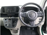 ☆シンプルながら機能性あふれる運転席周りです。 使いやすいスイッチ類の配置によりとても運転しやすいですよ。