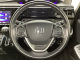 ハンドルにHondaセンシング系のクルーズコントロールやレーンキープアシストなどのスイッチと、オーディオの操作スイッチが装備されています。ハンドルから手を離さず安全に操作できます。
