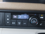 オートエアコンのお車ですので室内の温度をスムーズに調整してくれます♪