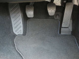マツダの普通車はオルガンペダルを採用しています。一般的な吊り下げ式のペダルより、速度のコントロールがしやすい、運転時の疲労が軽減される、ペダルの踏み間違いを減らせるといった特徴があります。
