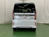 後席の窓には外から車内が見えにくくなるプライバシーガラスを採用。周りを気にせずリラックスして過ごせます