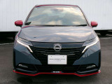 NISMO専用フロントグリル・フロントバンパー・エンブレム。