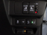 両側電動スライドドア。荷物で手が塞がる時など簡単にドアの開閉が出来ます。視認性もよく操作しやすいインパネ回りのスイッチ類です。