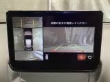 狭い場所での駐車やすれ違いなどでより的確な運転操作に役立つ360&deg;ビューモニターが装備されています。