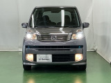 ディスチャージヘッドライト【HID】を装備していますのでとても明るく、夜間の走行や雨の日も安全・安心です。