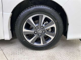 純正アルミホイール付きです。タイヤサイズは205/60R16になります。