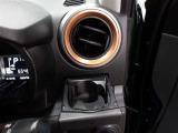 運転席のカップホルダーはエアコンの吹き出し口にありますので冷やしたり温めたりすることが出来ます☆