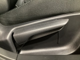 運転席にはドライバーの体型や好みに応じて前後方向だけでなく、高さの調整ができるシートリフターを装備!