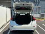 バックドアは大きく開きます。定員乗車時でも十分広いラゲッジスペースを確保しています。