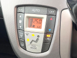 【オートエアコン】一度お好みの温度に設定すれば、車内の温度を検知し風量や温度を自動で調整。暑い&hellip;寒い&hellip;と何度もスイッチ操作をする必要はありません。快適な車内空間には必須の機能ですね♪