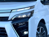 【LEDヘッドライト】悪天候や夜間走行時も良好な視界を確保し安心して運転できる高輝度LEDヘッドライトを装備!点灯速度が早く、消費電力も抑えられています。