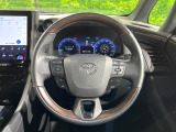 インテリアに合わせたデザインのステアリングは、運転される方のことも考え、運転しやすい形状、大きさです。是非一度、実際に触ってお確かめください。