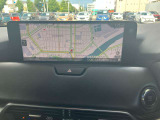 お手元のスマートフォンと接続して頂く事で使用可能な「Apple CarPlay/Android Auto」電話の応答は勿論、メッセージの受信やLINE、音楽接続からナビアプリの使用まで幅広く活躍致します。