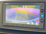 【バックカメラ】駐車時に後方がリアルタイム映像で確認できます。大型商業施設や立体駐車場での駐車時や、夜間のバック時に大活躍!運転スキルに関わらず、今や必須となった装備のひとつです!