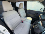 ゆったりとくつろげる運転席です。