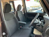 運転席・助手席は、ゆったりと座れるサイズで、長時間の運転でも快適です。