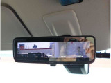 インテリジェント ルームミラーは、車両後方のカメラ映像をミラー面に映し出すので、車内の状況や、天候などに影響されずいつでもクリアな後方視界が得られます。