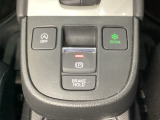 セレクトレバーの下に電子制御パーキングブレーキがあります。スイッチひとつで、停車した地点の傾斜などをシステムが検知・判断してブレーキ力を自動的に最適制御し、しっかり停車できるパーキングシステムです。