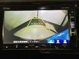リバースギアに入れるだけで後方の表示へ切り替わります。夜間や雨の日の駐車も楽になりますよ。