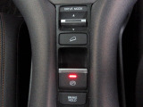 スイッチ操作で簡単にパーキングブレーキを作動可能。さらに、停車時にブレーキを保持するブレーキホールド機能付きで、渋滞時や信号待ちでの運転負担を軽減します。