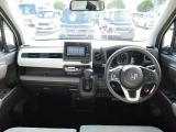 大きなフロントガラスで広々とした視界の運転席まわりです。