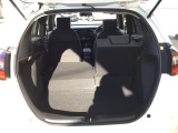後席は分割可倒式で、用途に合わせてアレンジ可能。荷物の量や乗車人数に応じて柔軟に使える便利なシートです。