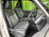 運転席まわりには十分なスペースがあり、大柄な方でもゆったり運転していただける環境です。