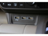 2.5AのUSB(充電)が付いており、車内でもしっかりとスマートフォン等の機器へ充電可能です♪