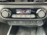 車内の温度管理がワンタッチで簡単に出来るのがオートエアコンです。これでいつでも快適ドライブが出来ますね!