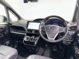 運転席まわりです。 各操作スイッチは使いやすい位置に配置されてます。