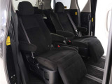 【特別仕様車限定】ハーフレザーシート!本革&ブラック人工皮革とアルカンターラシートがミックスされたハーフレザーシートです。おしゃれな色の組み合わせで高級感のある車内空間が広がっております。