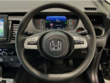 運転にかかわる様々な操作を安全に行えるように視点移動が少なく操作性に配慮されたスイッチ類が凝縮されたコクピットです。